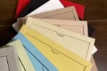 ZeitFach in allen zehn Farben aufgefächert: Rot, Schwarz, Weiß, Taupe, Nude, Creme, Gelb, Hellblau, Hellgrün und Grau