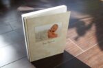 ZeitFach am Baby-Fotobuch, aufrecht stehend