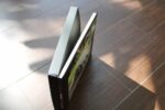 Fotobuch mit ZeitFach, seitlich stehend